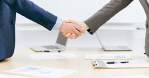 株式会社カカクコム、エンが分割子会社化するengage事業の株式取得を発表